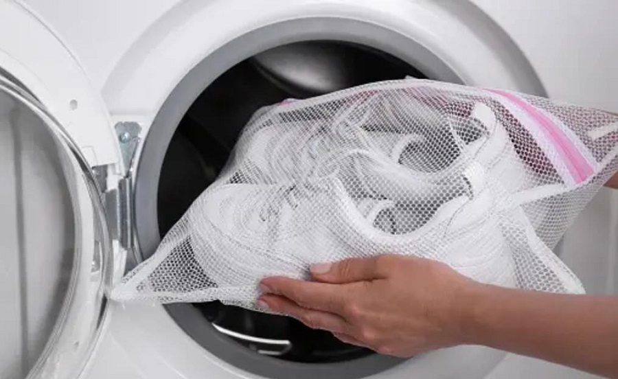 Cho giày vào túi lưới khi cho vào máy giặt